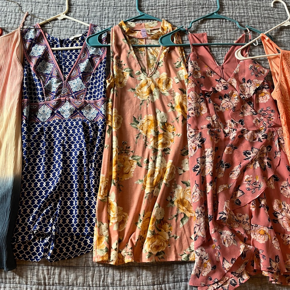 Francesca’s lot of 7 dresses & romper
